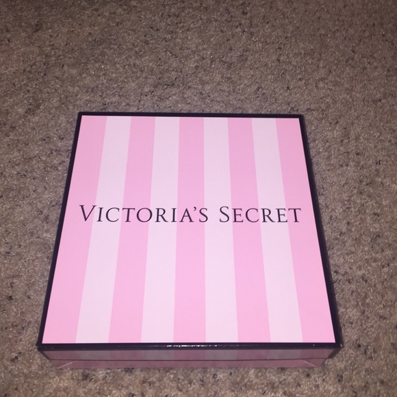 صندوق هدايا (Gift Box) من فيكتوريا سيكريت (Victoria's